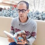 El médico cooperante Óscar Martín Hugo con el libro