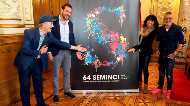 El director del festival, Javier Angulo; el alcalde de Valladolid, Óscar Puente; la concejala de Cultura, Ana Redondo y el autor del cartel ganador de la 64ª edición de la Seminci, el diseñador Toni Pontí