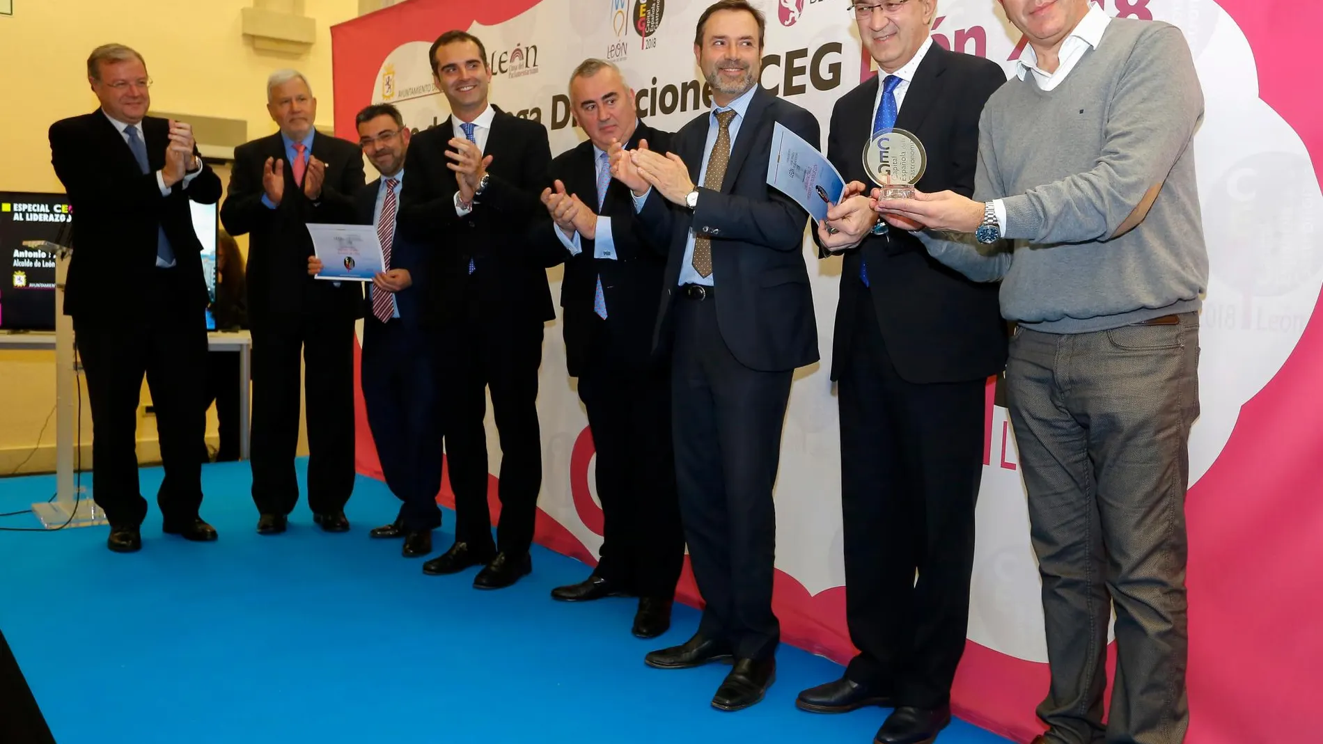 El alcalde de León, Antonio Silván, junto al presidente de la Diputación, Juan Martínez Majo;el director general de Turismo, Javier Ramírez; y el alcalde de Almería, Ramón Fernández-Pacheco, entre otros, durante la entrega de premios