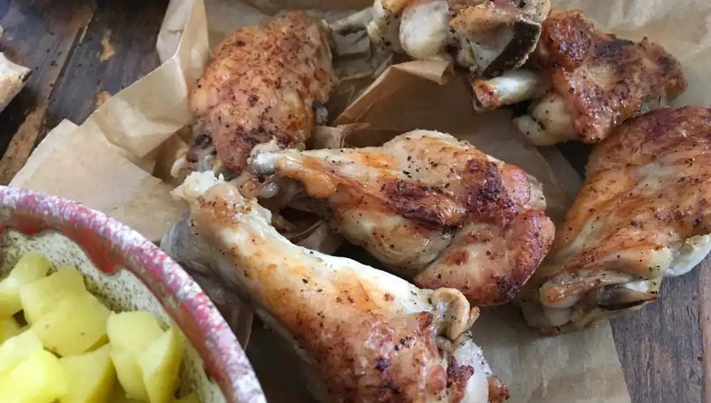 Alitas de pollo, manzana y mahonesa de aguacate