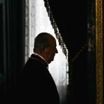 Don Juan Carlos, en el interior del Palacio Real, donde tiene actualmente su despacho, antes de la cena de gala en honor al presidente de México, Enrique Peña Nieto, en visita de Estado en 2014