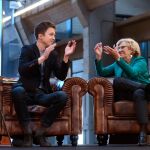 La alcaldesa de Madrid, Manuela Carmena (d), e Íñigo Errejón (i) aplauden durante el primer acto público juntos de Más Madrid, el partido que han creado para concurrir a las elecciones de mayo municipales y autonómicas como candidatos al Ayuntamiento y la Comunidad de Madrid, respectivamente, el pasado 16 de febrero