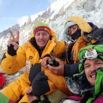 Denis Urubko y Adam Bielecki con Elisabeth Revol, tras el rescate