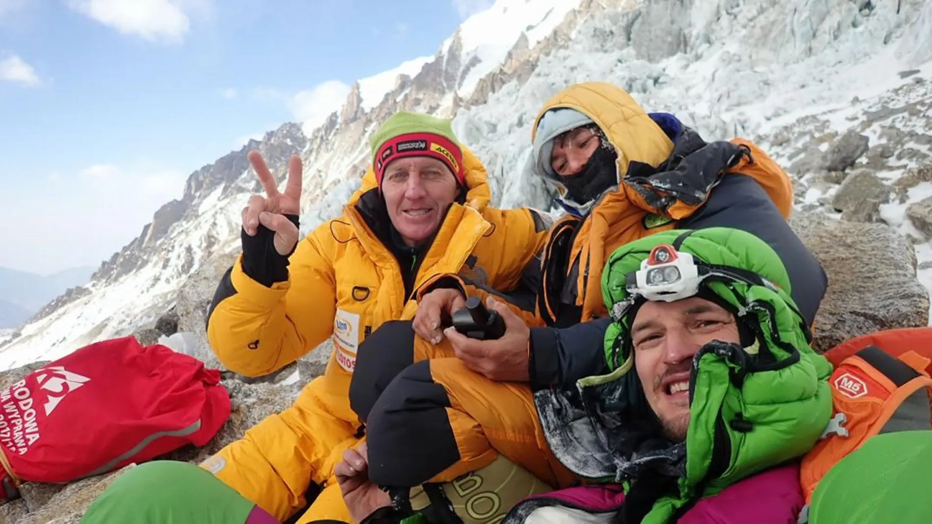 Denis Urubko y Adam Bielecki con Elisabeth Revol, tras el rescate