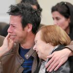La abuela paterna se agarraba ayer a su hijo rota de dolor. El pequeño salió de su casa el día que fue secuestrado