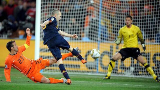 Andrés Iniesta golpea el balón que supuso el primer y único Mundial de España en su historia