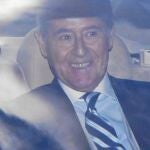 Miguel Blesa sonríe, ayer, a su llegada a la finca Las Jarillas para contraer matrimonio