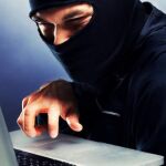 En la imagen, un 'hacker' ejecuta un ciberataque | Fuente: Gtres