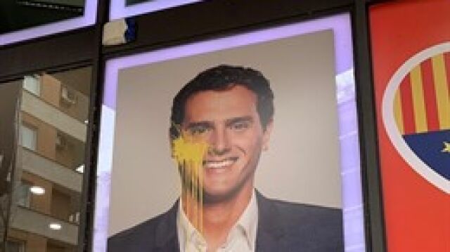 El candidato de Ciudadanos, Albert Rivera, fue pintado de amarillo