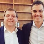 Juan Manuel Serrano junto a Pedro Sánchez. (Twitter)