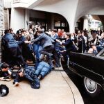 Imagen del momento en el que el presidente recibe un disparo a su salida del hotel Hilton en Washington