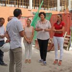 La directora general de Centros Educativos, María Dolores Valcárcel, en su visita al centro público
