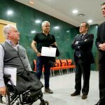 El secretario general de la Consejería de la Presidencia, José Manuel Herrero, conversa con el presidente de la Asociación de Víctimas del Terrorismo de Castilla y León, Juan José Aliste