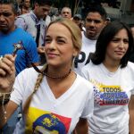 Lilian Tintori, junto a su suegra y diputados de Voluntad Popular, hicieron esta noche una vigilia en las cercanías de la cárcel militar de Ramo Verde