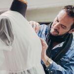 El diseñador abre las puertas de su atelier a LA RAZÓN para desvelar los detalles de su nueva colección.