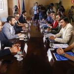 Los miembros del equipo negociador de Ciudadanos; Juan Carlos Girauta (1i), Miguel Gutiérrez (2i) y José Manuel Villegas (3i) y los del Partido Popular; Dolors Montserrat (1d), José Antonio Bermúdez de Castro (2d), Fernando Martínez Maillo (3d) y Fátima Báñez (4d), José Luis Ayllón (5d) y Álvaro Nadal (6d) el pasado día 19