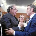 El presidente de la Junta, Juan Vicente Herrera, da la enhorabuena a Alberto Núñez Feijóo, en presencia de Elvira Fernández, la mujer de Mariano Rajoy.