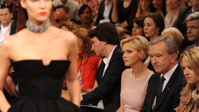 Bernard Arnault, fundador de LVMH, junto a Charlene de Mónaco en la primera fila de una pasarela de Dior, marca de su propiedad, en París