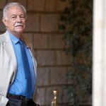 Eduardo Mendoza en su llegada, ayer, al Saló de Cent del Ayuntamiento de Barcelona