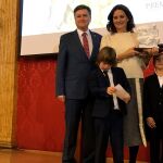 El presidente de la Diputación, Francisco Vázquez, junto a la exitosa chef, Samantha Vallejo-Nágera, y sus hijos, Roscón y Diego