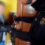 La Policía detiene al padre de las dos menores, tras ser vendidas por diez mil euros cada una