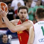 El ala-pívot español Pau Gasol trata de anotar ante el ala-pívot húngaro Norbert Toth