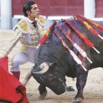 Alejandro Talavante dando un pase mirando al tendido, ayer, en su primer toro durante la novena de la Feria de San Isidro. Foto: Rubén Mondelo.