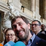 El exconsejero catalán huido Toni Comín (c) hoy en Bruselas.