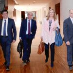 La consejera de Economía y Hacienda, Pilar del Olmo, junto a parte de su equipo, antes de comparecer.