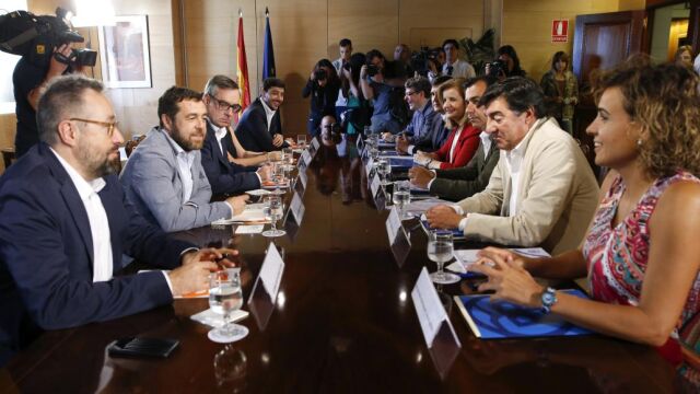 Los miembros del equipo negociador de Ciudadanos y PP