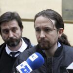 El líder de Podemos, Pablo Iglesias, acompañado del diputado Rafael Mayoral