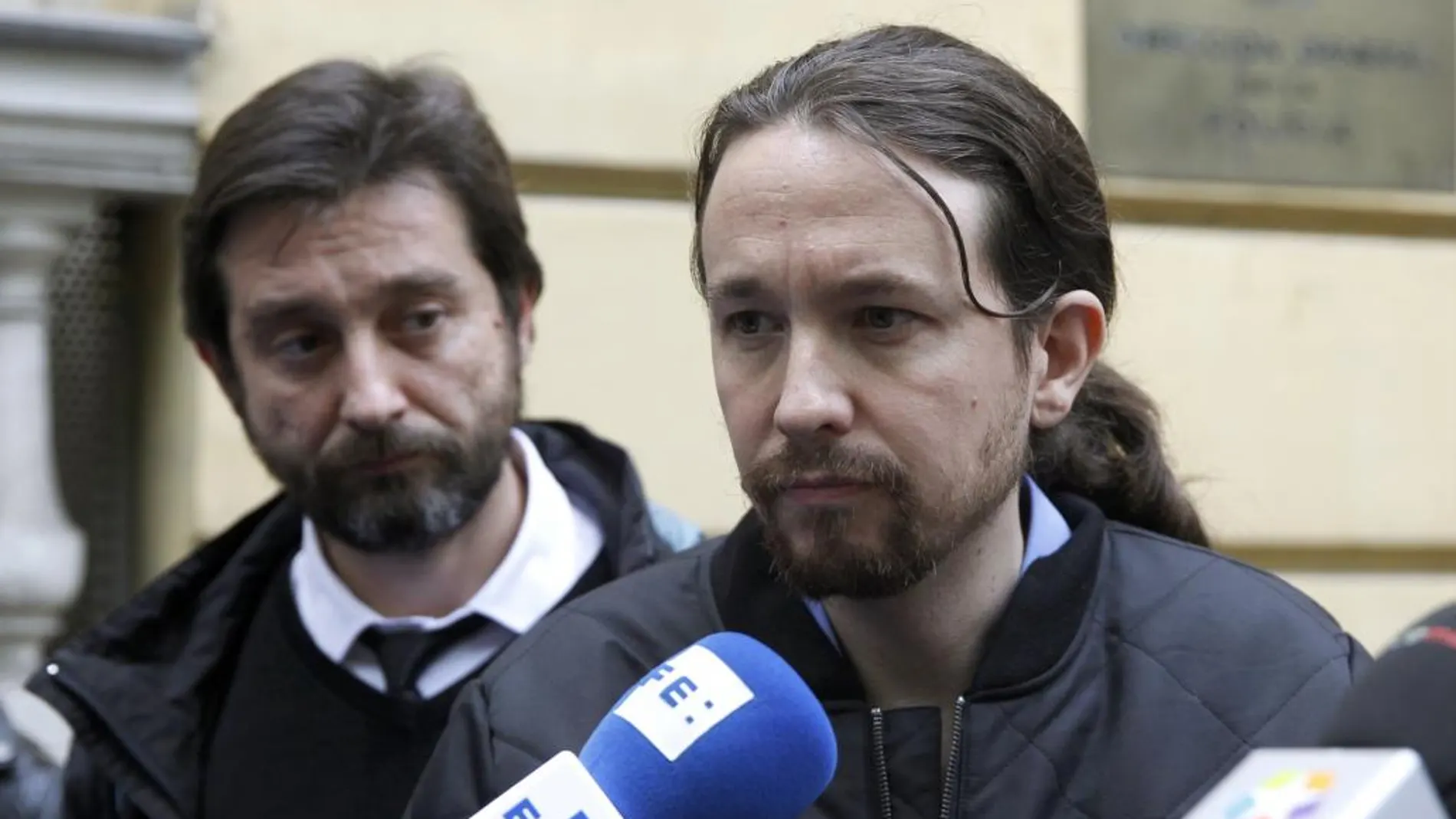 El líder de Podemos, Pablo Iglesias, acompañado del diputado Rafael Mayoral