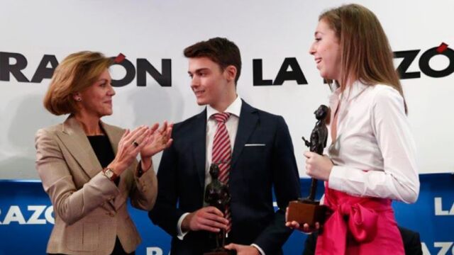 Cospedal, con dos de los premiados de la edición anterior