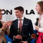 Cospedal, con dos de los premiados de la edición anterior
