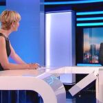 Varias personas siguen la entrevista a Puigdemont en un bar de Bruselas /Reuters