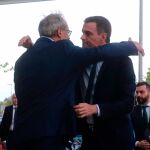 Pedro Sánchez saluda al exgerente del PSOE Gregorio Martinez, a su llegada al hospital donde está ingresado Alfredo Pérez Rubalcaba/Efe/Angel Díaz
