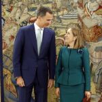 El rey Felipe posa con la presidenta del Congreso de los Diputados, Ana Pastor, a quien recibió en audiencia en el Palacio de la Zarzuela
