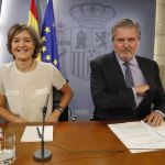 El ministro de Educación, Cultura y Deporte y portavoz del Gobierno, Iñigo Méndez de Vigo, junto a la ministra de Agricultura, Pesca y Alimentación, Isabel Tejerina, durante la rueda de prensa del Consejo de ministros.