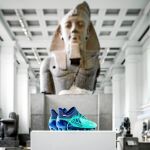 Imagen de la sala del Museo Británico con las verdes zapatillas del jugador Mohamed Salah en primer término