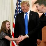 Trump sonríe mientras el nominado al Supremo Brett Kavanaugh da la mano a una de sus hijas, ayer, en la Casa Blanca