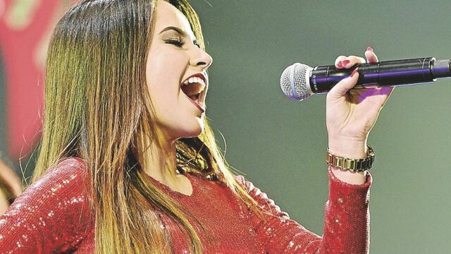Becky G. «Seré tuya hasta la mañana. Siempre he sido una dama pero soy una perra en la cama», canta la estadounidense. Gtres