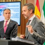El consejero de Hacienda, Juan Bravo, y el de la Presidencia, Elías Bendodo