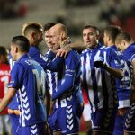 Los jugadores del Alavés celebran el primer gol del equipo vitoriano, durante el encuentro correspondiente a la ida de los dieciseisavos de final de la Copa del Rey