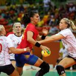 La jugadora del equipo olímpico de España de balonmano Elisabeth Chávez (c) disputa el balón ante jugadoras del equipo de Noruega