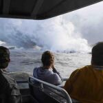 Turistas observan la lava que se interna en el océano, cerca de Pahoa, Hawai, en una imagen de archivo / Ap
