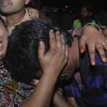Una mujer consuela a un hombre tras la explosión ocurrida en Lahore, que ha dejado cerca de 50 muertos.