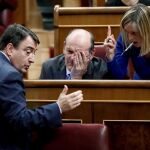 Aitor Esteban y los diputados del PNV, Joseba Andoni Agirretxea Urrestie Idoia Sagastizabal (d), durante la primera sesión del primer día de debate de totalidad a los Presupuestos / Efe
