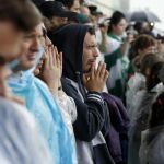 Aficionados del club brasileño Chapecoense durante el funeral