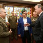 El alcalde de León, Antonio Silván, conversa con el general de Brigada Felipe de la Plaza, en presencia de Ángel Macho, director de la Feria / César/Ayto. León