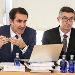 El consejero de Fomento y Medio Ambiente, Juan Carlos Suárez-Quiñones, preside el pleno del Patronato del Parque Nacional de los Picos de Europa. Junto a el director general del Medio Natural de la Junta, José Ángel Arranz